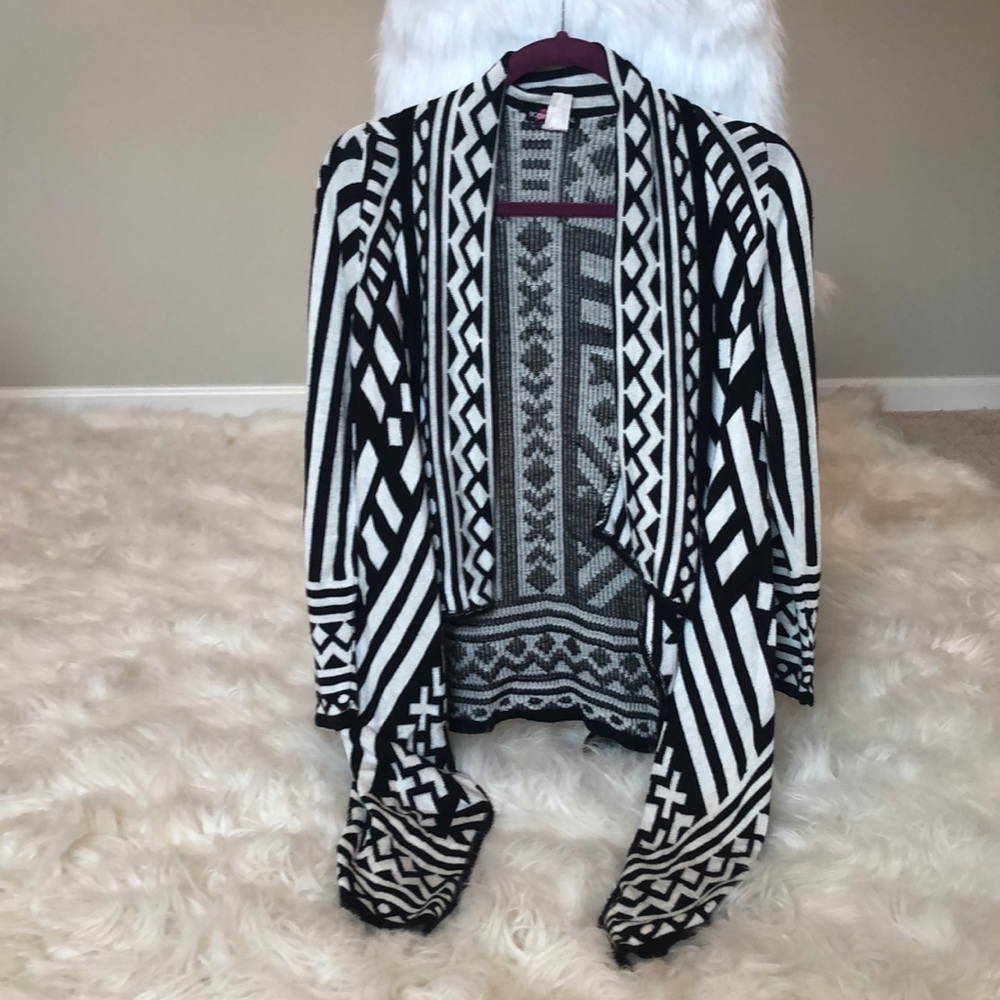 Black and white pattern flowy cardigan
